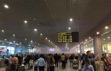 В Москве загорелся аэропорт Домодедово: пассажиров эвакуировали