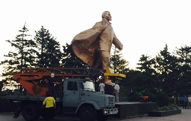 В Ильичевске снесли памятник Ленину