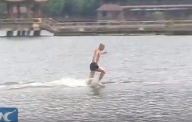 Шаолиньский монах пробежал по воде 125 метров 