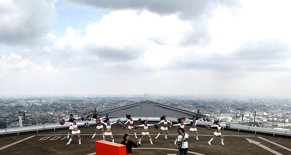 Немецкий пианист сыграл на крыше самого высокого здания Японии