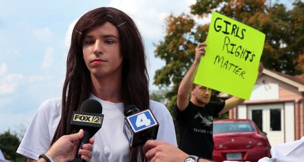 В США власти поддержали требование школьника-транссексуала посещать женский туалет  