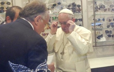 Папу Франциска во время покупки очков атаковали поклонники