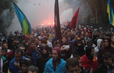 Во Львове украинские и белорусские болельщики прошли маршем