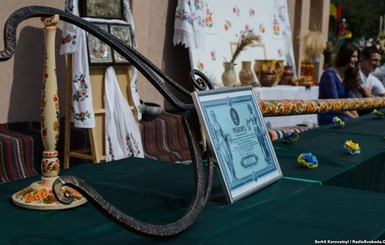 Петриковские мастера расписали самый большой в Украине пятиметровый рогач