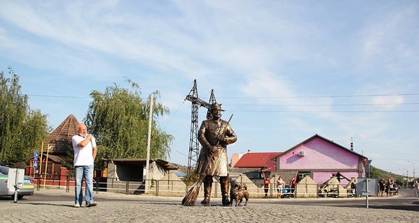 Цыгане Закарпатья протестуют против памятника цыгану с метлой