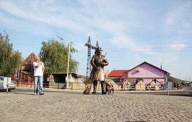 Цыгане Закарпатья протестуют против памятника цыгану с метлой
