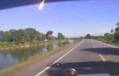 Видеорегистратор заснял падение метеорита в Таиланде  