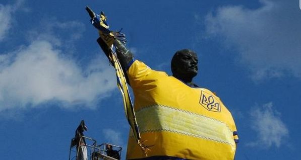 В Запорожье памятник Ленина нарядили в форму национальной сборной по футболу 