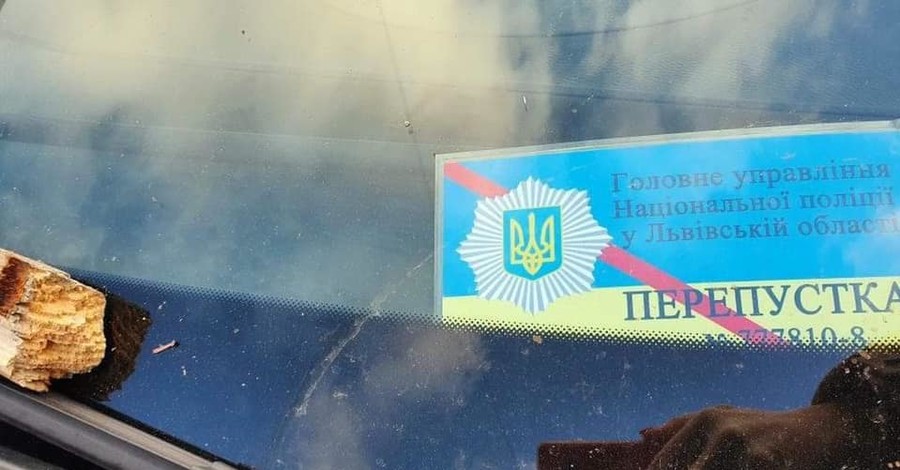 ДТП во Львове: пьяный полицейский разнес машиной детскую площадку