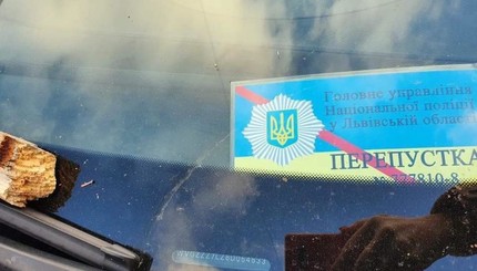 ДТП во Львове: пьяный полицейский разнес машиной детскую площадку