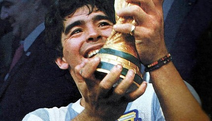Умер легендарный футболист Диего Марадона. Жизнь и успехи легендарного футболиста в фотографиях