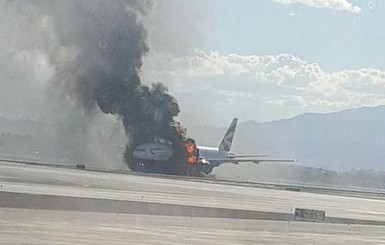 В Лас-Вегасе пассажирский самолет загорелся на взлетно-посадочной полосе