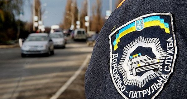 В Днепропетровске охранник на джипе въехал в остановку с людьми