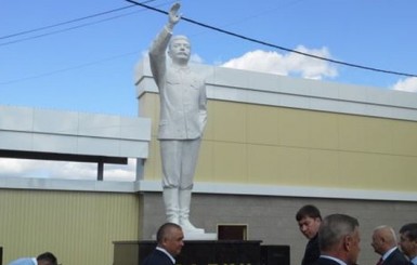 В России установили  памятник Сталину