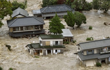 От наводнения в Японии бежали 90 тысяч человек