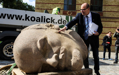 В Берлине откопали огромную голову Ленина