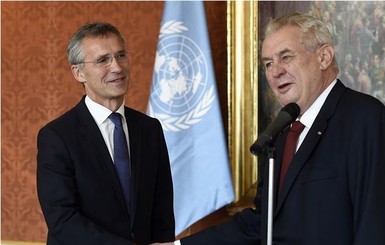 У президента Чехии перепутали флаги НАТО и ООН