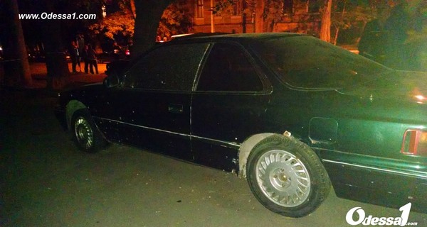 В Одессе неизвестный бросил гранату во дворе рядом с авто