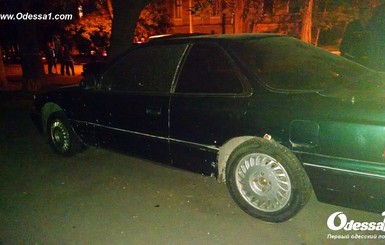 В Одессе неизвестный бросил гранату во дворе рядом с авто