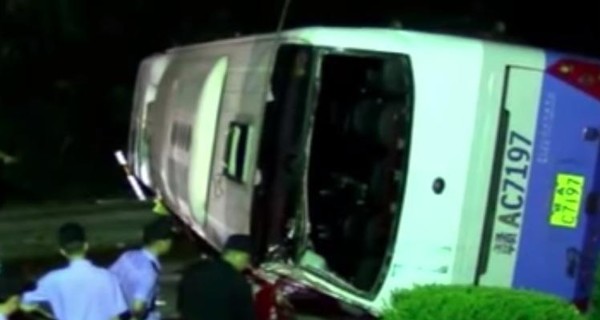 В Китае из-за пролитого вина автобус врезался в грузовик, погибли 12 человек