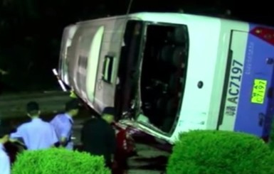 В Китае из-за пролитого вина автобус врезался в грузовик, погибли 12 человек