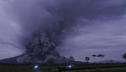 Извержение вулкана Семеру в Индонезии