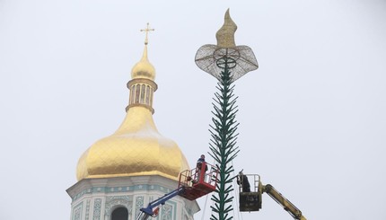 В Киеве начали устанавливать новогоднюю елку