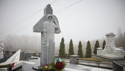 В Киеве открыли памятник Леониду Каденюку
