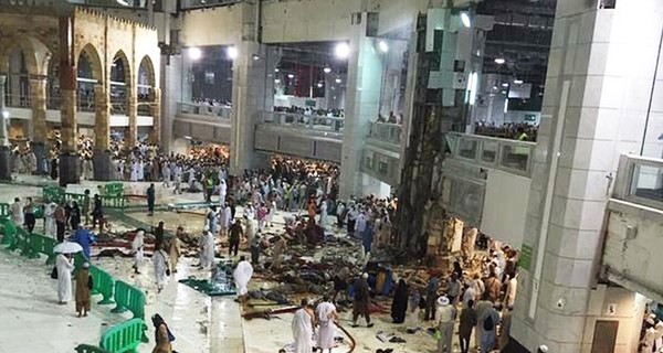 В Саудовской Аравии строительный кран упал на мечеть, 62 человека погибли