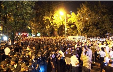 В Ереване снова разогнали митинг