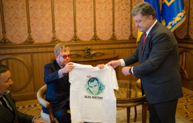 Порошенко подарил Элтону Джону футболку с изображением Сенцова