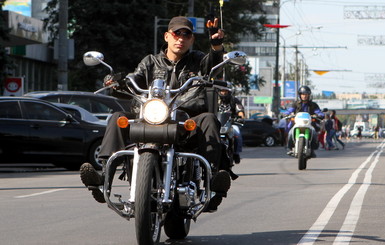 В Днепропетровске более полутысячи байкеров приняли участие в праздничном пробеге