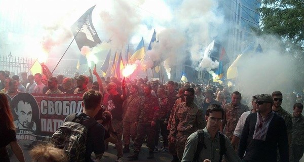 В Одессе на марше зажгли дымовые шашки 