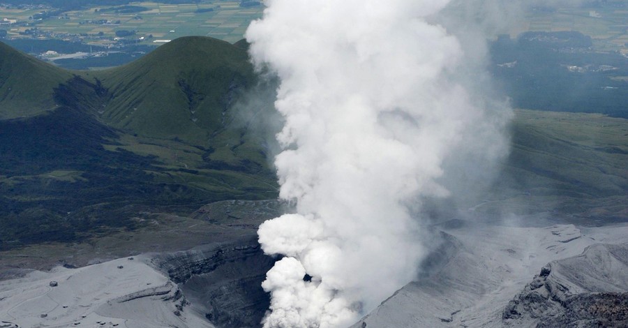 В Японии началось извержение популярного у туристов вулкана Асо