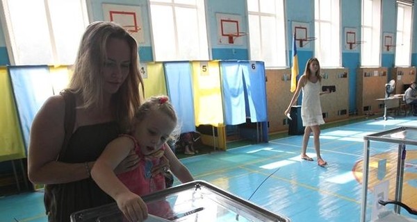 Лутковская просит разрешить переселенцам из Донбасса проголосовать на местных выборах