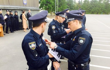 Киевским полицейским вручили американские жетоны