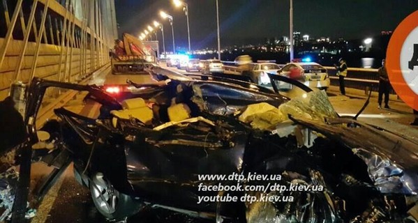 В Киеве пьяный водитель врезался в военный грузовик, пассажирке оторвало голову