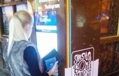 В центре Киева появился чудо-автомат для печати селфи