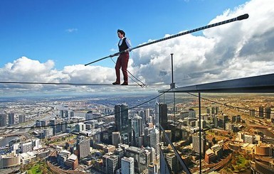 Австралийский канатоходец прошел между небоскребами на высоте 300 метров