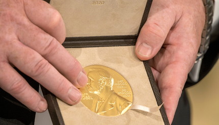 Нобель нашел своих лауреатов. Кому и за что вручили премию в 2020 году