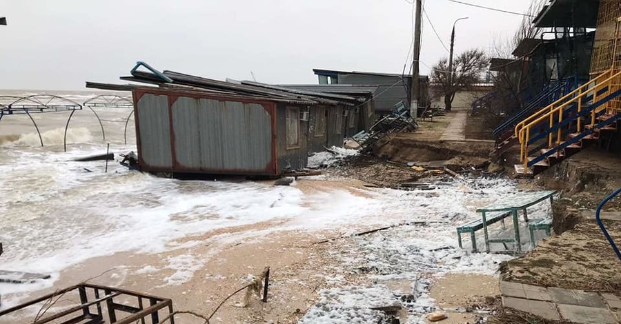 Побережье в руинах: в Кирилловке шторм разрушил береговую линию