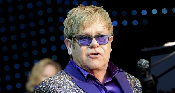 Элтона Джона разыграли шутники, которые представились Путиным