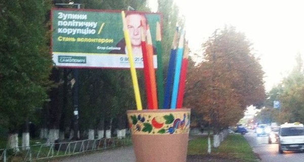 В Киеве появились огромные карандаши для Кинг-Конга