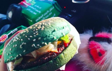В Саудовской Аравии начали продавать зеленые гамбургеры