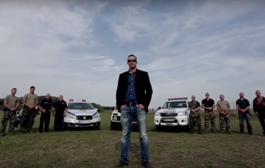 Мэр одного из венгерских городов снялся в экшн-видео, чтобы запугать беженцев