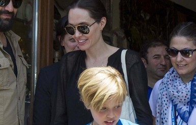 Анджелина Джоли отправила дочь к специалисту по смене пола