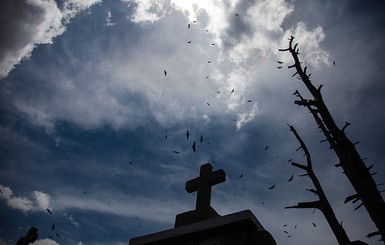 Вандалы разрыли могилу женщины на 40-й день смерти