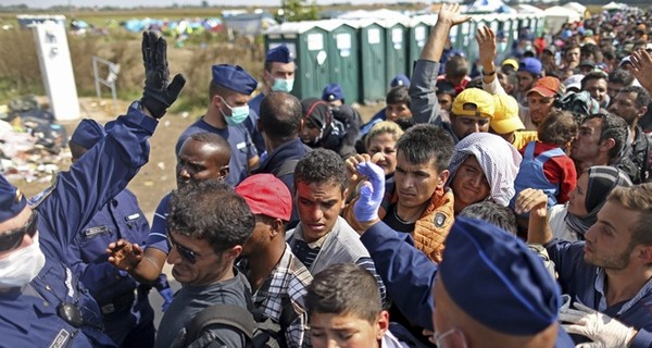 Венгрия остановила поезд с мигрантами