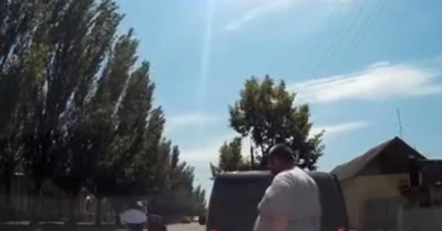 В сети появилось видео, на котором Мосийчук ставит на колени гаишников