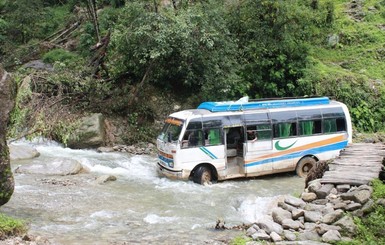 В Непале упал с обрыва автобус с пассажирами, погибли восемь человек